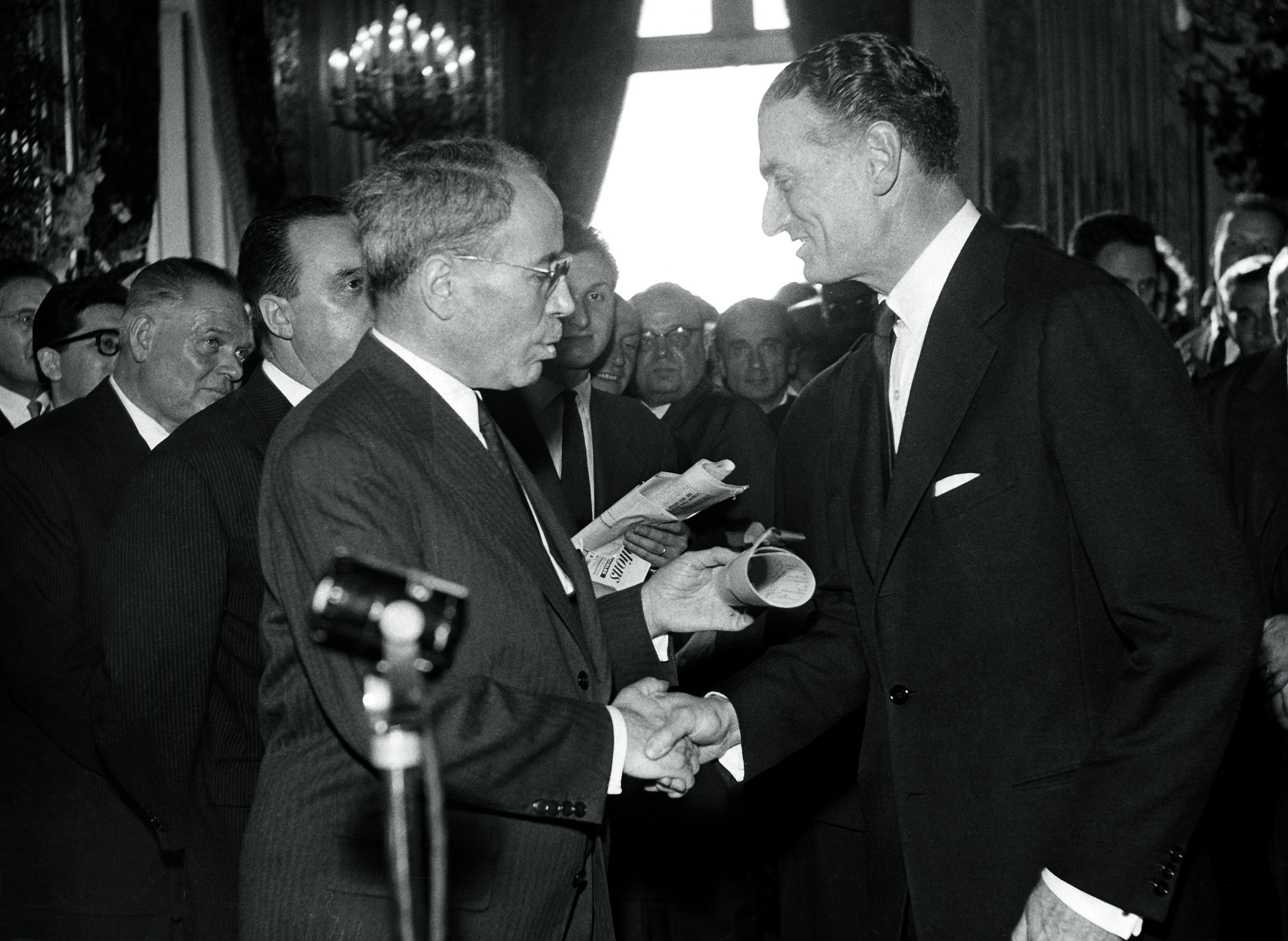 Remise de l Oscar des exportations de la France par Antoine Pinay en 1958